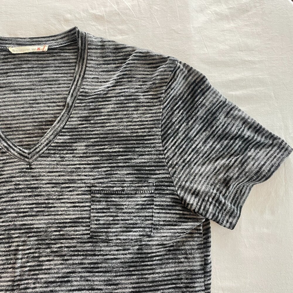 Alternative Apparel V‑Neck T‑Shirt – Black/Grey Stripes (M)